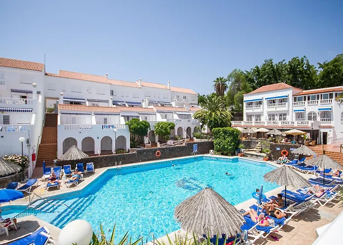 Hotel with pool: Ona Los Claveles